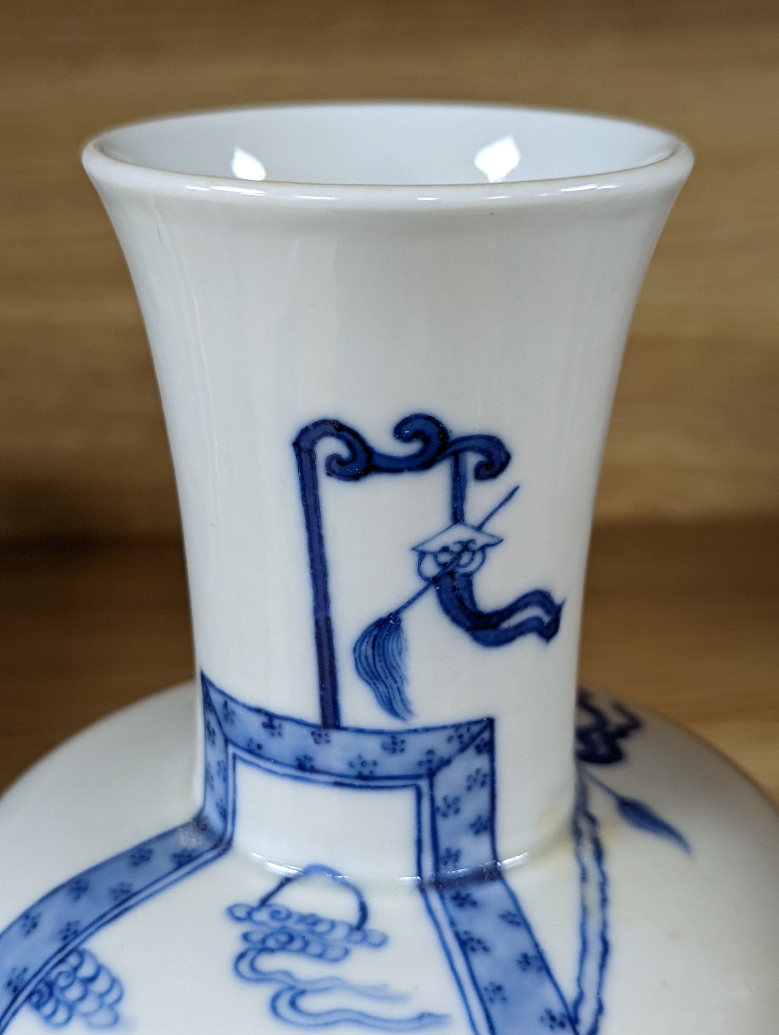 A 19th century Chinese blue and white vase, 20cm